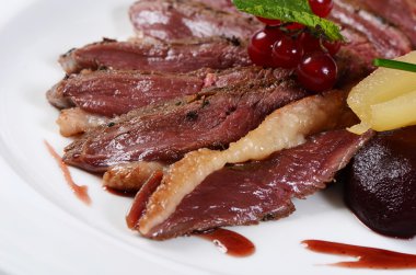 şarap soslu ördek göğsü