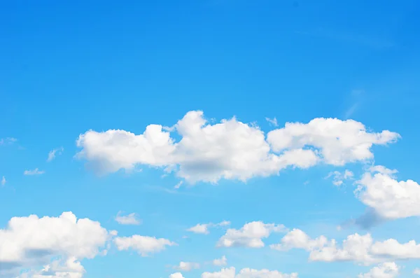 O céu azul com nuvens — Fotografia de Stock