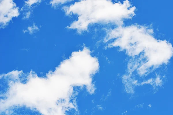 Le ciel bleu avec des nuages — Photo