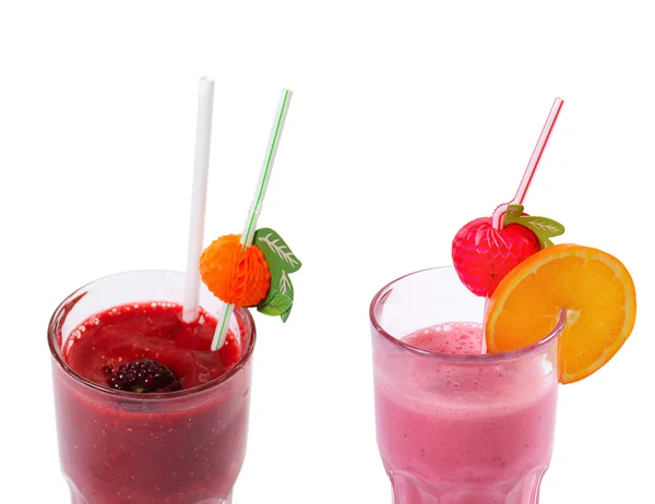 Smoothie de morango de refrescamento isolado em branco — Fotografia de Stock