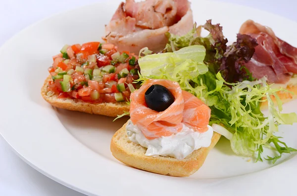 De bruschetta met verschillende toppings — Stockfoto