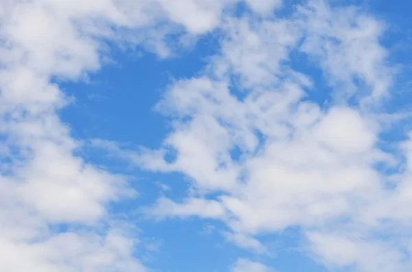 Le ciel bleu avec des nuages — Photo