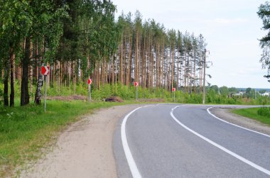 Asfalt yol ile beyaz bir işaretleme