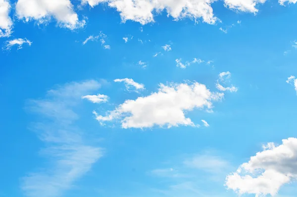 O céu azul com nuvens — Fotografia de Stock
