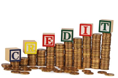 Altın para yığını beyaza izole edilmiş 