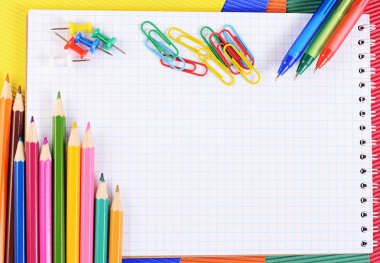 Renkli kalemler ile defter kağıt üzerinde