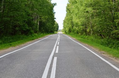 Asfalt yol ile beyaz bir işaretleme