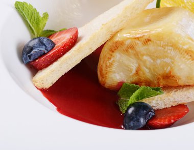 Berry soslu kızarmış peyniri