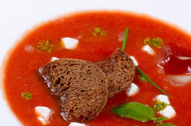 pesto ile pişmiş domates çorbası