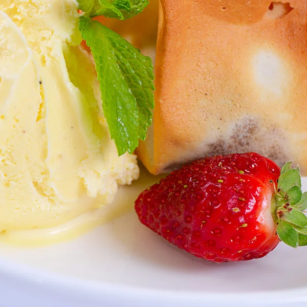 The vanilla ice cream with strawberries — Stock Photo, Image