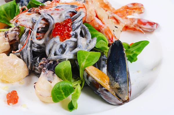 Les spaghettis noirs aux fruits de mer en gros plan — Photo