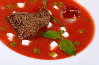 pesto ile pişmiş domates çorbası