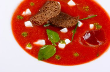 pesto ile pişmiş domates çorbası