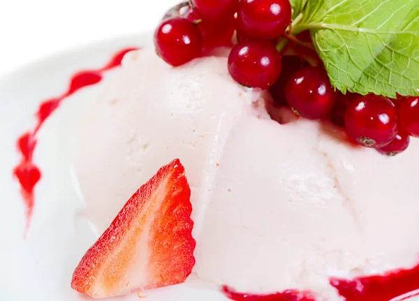 Cremige Souffleuse mit Beeren — Stockfoto