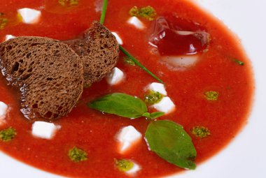 pesto ile pişmiş domates çorbası