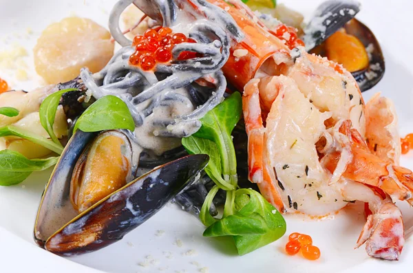 Gli spaghetti neri con primo piano i frutti di mare — Foto Stock