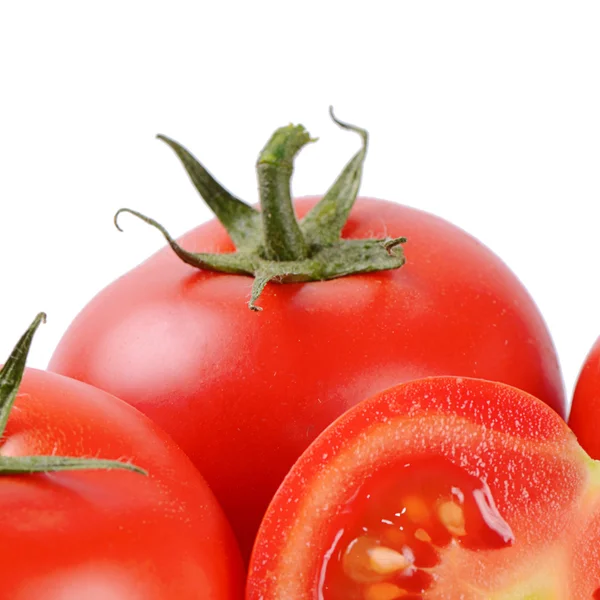 Tomates rojos frescos aislados sobre blanco —  Fotos de Stock