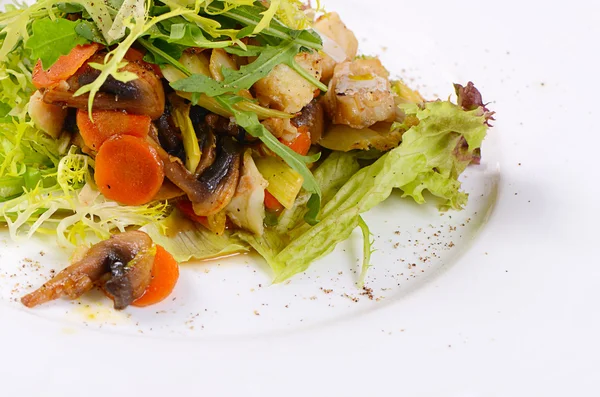 Salat aus gebackenen Karotten mit Gemüse — Stockfoto