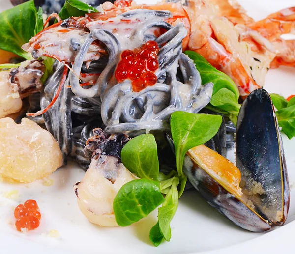 De zwarte spaghetti met zeevruchten close-up — Stockfoto