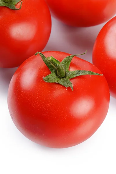 Tomates rojos frescos aislados sobre blanco —  Fotos de Stock