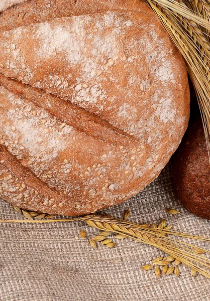 Pão fresco com orelhas um centeio — Fotografia de Stock