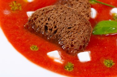 pesto ile pişmiş domates çorbası