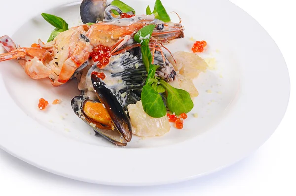 Les spaghettis noirs aux fruits de mer en gros plan — Photo