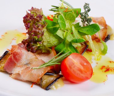 Sosis ve peynir ile doldurulmuş patlıcan