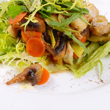 Salata sebze ile pişmiş havuç üzerinden