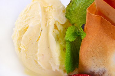 Çilek vanilyalı dondurma