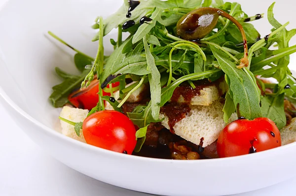 Salada quente com corte de cordeiro — Fotografia de Stock