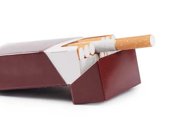 Caixa de cigarros isolados em um branco — Fotografia de Stock