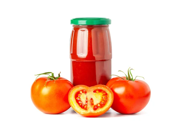 Domates soslu kavanoz ve beyaz arka planda izole edilmiş domatesler. Beyaz arka planda domates sosu, cam kavanoz ve domates malzemesi..