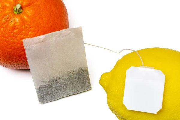 Bolsa de té con limón cítrico y mandorina aislada en blanco —  Fotos de Stock