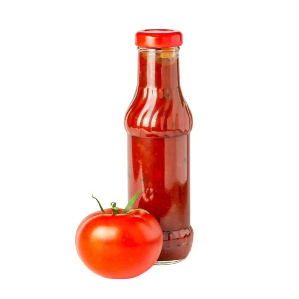 Salsa picante de tomate en una botella de vidrio con tomate rojo en un plato blanco — Foto de Stock