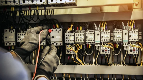 Elektrotechnik Používající Měřicí Zařízení Kontrole Napětí Elektrického Proudu Jističi Kabelovém — Stock fotografie