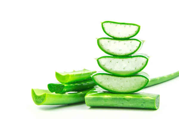 Dilimler taze aloe vera bitkisi istiflenmiş ve aloe vera sapı ya da suyla kaplı yapraklar beyaz arka planda izole edilmiş..