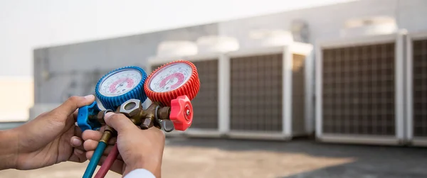 Air Repairman Technician Using Manifold Gauge Measuring Equipment Filling Industrial — Stock Photo, Image