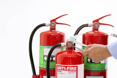 Yangın koruma mühendisliği denetim hizmetlerini kontrol ediyor. Bina konseptindeki yangın söndürme tankı acil durum ve güvenlik ve itfaiye eğitimini önlüyor..