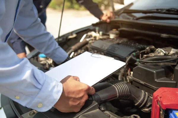 Automatisk Mekaniker Med Hjälp Checklista För Bilmotorsystem Efter Fast Begrepp — Stockfoto