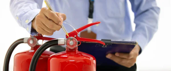 Brandschutztechnik Überprüft Den Roten Feuerlöscher Tank Den Gebäudekonzepten Zur Notfall — Stockfoto