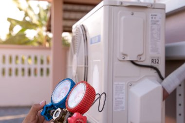 Ölçüm basınç göstergesi kullanan hava tamircisi, soğutucuyu kontrol etmek ve temizleyiciler ve bakım hava kompresörü ünitesinden sonra klimayı doldurmak için kullanılan ekipmandır..
