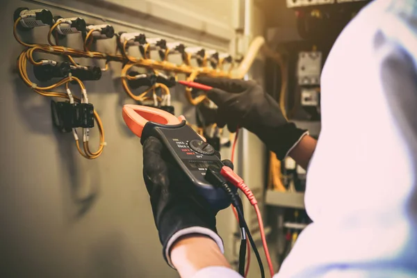 Mão Perto Engenheiro Elétrico Que Segura Equipamento Medição Para Verificar — Fotografia de Stock