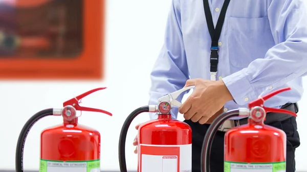 Escritório Que Verifica Alça Tanque Extintores Incêndio Vermelho Nos Conceitos — Fotografia de Stock