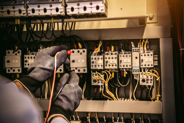 Mano Primer Plano Del Ingeniero Eléctrico Que Utiliza Equipos Medición —  Fotos de Stock