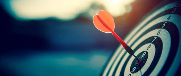 Hedef tahtası ya da dart tahtası, iş hedefleme ve kazanma hedefleri konseptleri için bir atışın merkezine isabet eden kırmızı dart okuna sahiptir..