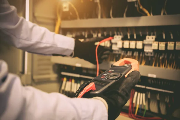 Close Hand Electrical Engineer Using Measuring Equipment Checking Electric Current — Stock Photo, Image