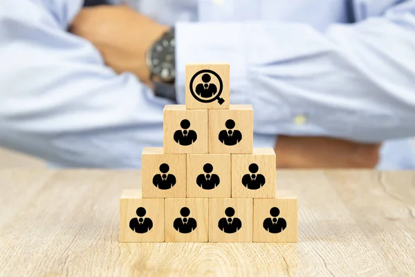 Иконка Людей Кубических Деревянных Игрушечных Блоках Сложенных Пирамиду Формирует Концепции — стоковое фото