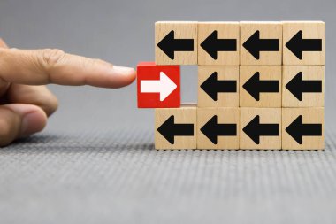 Tahta oyuncak blokları ok simgesiyle istiflenmiş iş değişimi için zıt yönleri işaret ediyor.