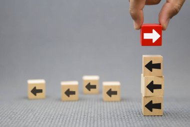 Tahta oyuncak blokları ok simgesiyle istiflenmiş iş değişimi için zıt yönleri işaret ediyor.